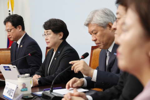 조국 내년 6월 선거 출마 공식화… 출렁이는 여권 지형