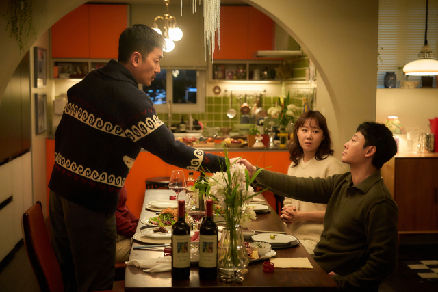 하정우 감독의 네 번째 연출작 '윗집 사람들' 스틸컷. ⓒ(주)바이포엠스튜디오 BIFF 제공