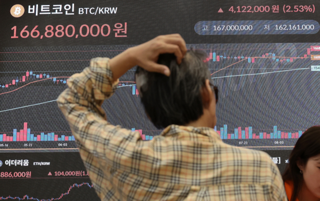 서울 서초구 빗썸라운지 강남 본점 현황판에 비트코인 시세가 표시된 모습. 연합뉴스