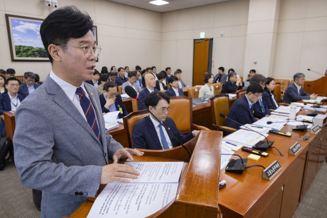 김영훈 고용노동부 장관이 20일 국회에서 열린 환경노동위원회 전체 회의에 출석해 2024년도 결산 보고를 하고 있다. 연합뉴스