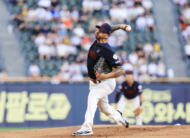 롯데 자이언츠 벨라스케즈가 지난 19일 서울 잠실야구장에서 열린 프로야구 LG 트윈스전에서 공을 던지고 있다. 연합뉴스