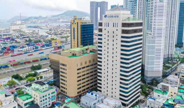 국회가 해양수산부 부산 이전을 위한 특별법을 국토교통위원회에서 다루는 것으로 최종 검토하면서 ‘해양수도 부산’의 실질적 실현 방안은 논의가 어렵다는 지적이 나온다. 해수부 임시 청사인 부산 동구 IM빌딩과 일대 전경. 김종진 기자 kjj1761@