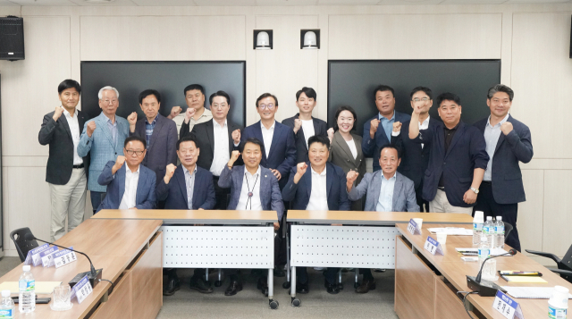 전재수 해양수산부 장관이 22일 전국해상선원노동조합연맹(선원노련) 의장단과 간담회를 개최하기에 앞서 기념사진을 찍고 있다. 해수부 제공