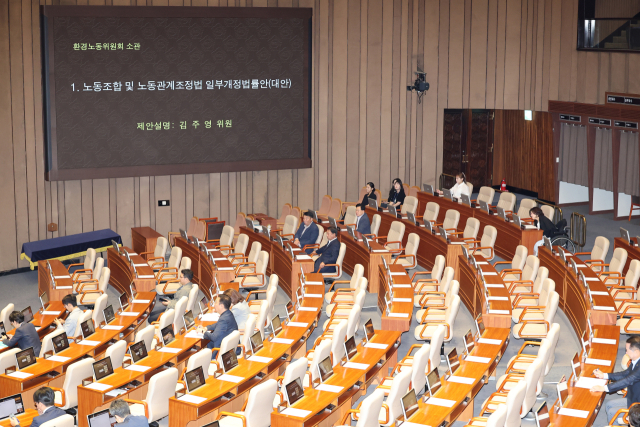 23일 서울 여의도 국회 본회의에서 노란봉투법(노동조합 및 노동관계조정법 일부개정법률안)이 상정, 참석자들이 더불어민주당 김주영 의원의 제안설명을 듣고 있다. 연합뉴스