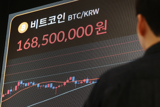 국내 원화 거래소에서 10억 원을 초과하는 가상자산을 보유한 투자자가 1만 명을 넘어선 것으로 나타났다. 지난 14일 서울 빗썸라운지 강남본점 현황판에 표시된 비트코인 시세. 연합뉴스