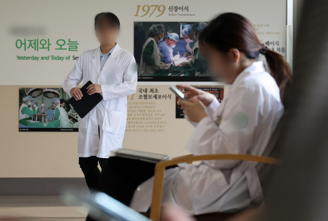 사직 전공의 등을 대상으로 하반기 전공의 모집이 수련병원별로 시작된 11일 서울의 한 대학 병원에서 의료진이 오가고 있다. 연합뉴스