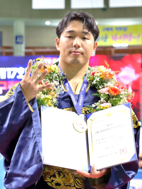 부산 씨름 인재 동아대 김민규… 올해 전국대학씨름 4관왕 등극