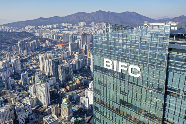 정부가 공공기관 통폐합을 검토하면서 주택도시보증공사(HUG)와 한국주택금융공사(HF)의 통합설이 제기된다. 이들 기관이 입주한 부산국제금융센터 전경. 김종진 기자 kjj1761@