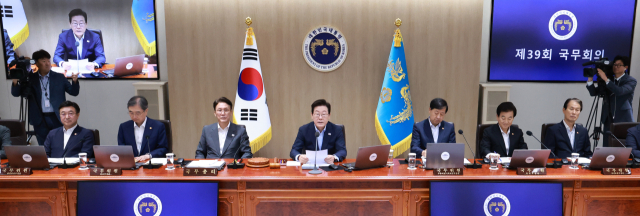 이재명 대통령이 29일 서울 용산 대통령실 청사에서 열린 임시 국무회의를 주재하고 있다. 연합뉴스