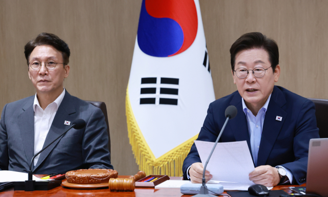 이재명 대통령이 29일 서울 용산 대통령실 청사에서 열린 임시 국무회의에서 발언하고 있다. 이 대통령 왼쪽은 김민석 국무총리. 연합뉴스