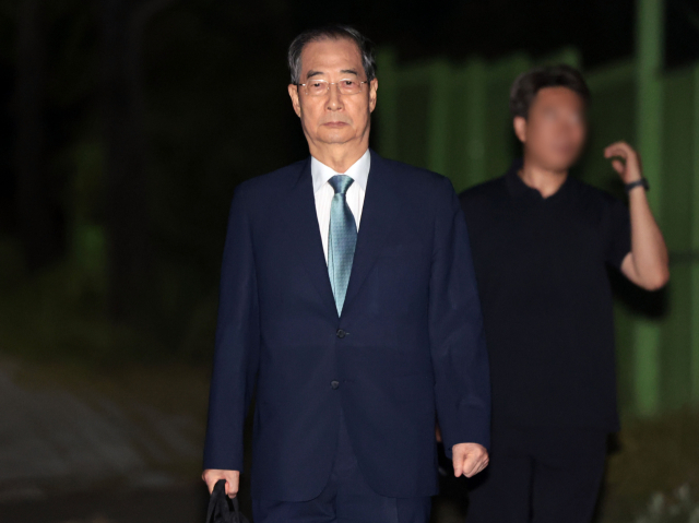윤석열 전 대통령의 내란 방조 및 위증 등 혐의를 받는 한덕수 전 국무총리가 지난 27일 구속영장이 기각돼 경기도 의왕 서울구치소를 나서고 있다. 연합뉴스