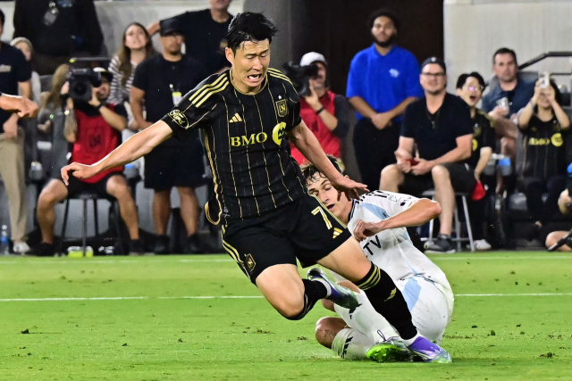 LAFC의 손흥민이 1일(한국 시간) 미국 캘리포니아주 LA의 BMO 스타디움에서 열린 샌디에이고FC와 2025 MLS 정규리그 31라운드 홈 경기에서 상대 선수의 태클에 걸려 넘어지고 있다. AFP연합뉴스
