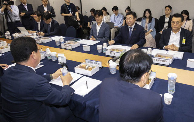 윤호중 행정안전부 장관이 2일 국회에서 열린 국회 행정안전위원회와 가진 당정에서 신정훈 위원장을 비롯한 의원들에게 인사말을 하고 있다. 연합뉴스