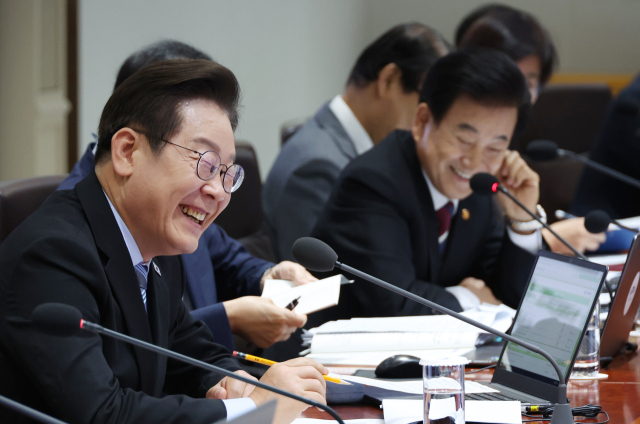 이재명 대통령이 2일 용산 대통령실에서 열린 국무회의에서 정동영 통일부 장관의 발언 때 함박웃음을 지어 보이고 있다. 연합뉴스