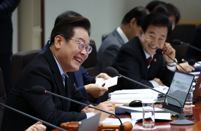 이재명 대통령이 2025년 9월 2일 용산 대통령실에서 열린 국무회의에서 정동영 통일부 장관의 발언에 웃음을 보이고 있다. 연합뉴스