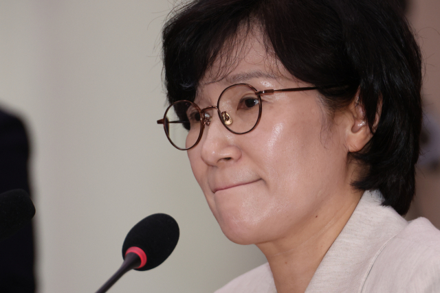 원민경 여성가족부 장관 후보자가 3일 국회 여성가족위원회에서 열린 인사청문회에서 위원 질의를 받고 있다. 연합뉴스