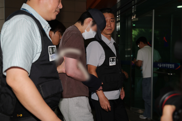 서울 서대문구 한 초등학교 인근에서 아동을 납치하려 한 20대 남성이 2025년 9월 5일 서울 마포구 서울서부지방법원에서 열린 구속 전 피의자 심문(영장실질심사)에 출석하고 있다. 연합뉴스