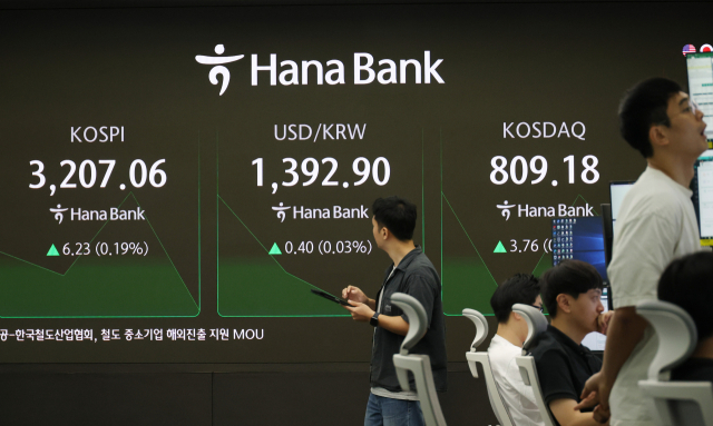 5일 서울 중구 하나은행 본점 딜링룸 전광판에 실시간 코스피와 원달러 환율, 코스닥 지수가 표시돼 있다. 연합뉴스