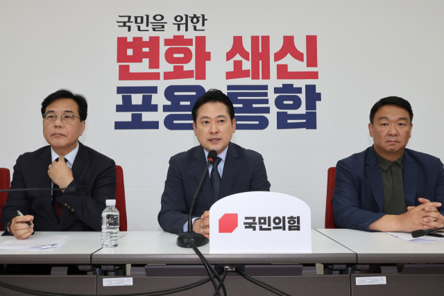 국민의힘 장동혁 대표가 7일 서울 여의도 국회에서 미국 이민당국의 한국 기업 직원 구금 사태와 관련해 열린 외교 현안 대책회의에서 사태 해결에 이재명 대통령이 나설 것을 요구하고 있다. 연합뉴스