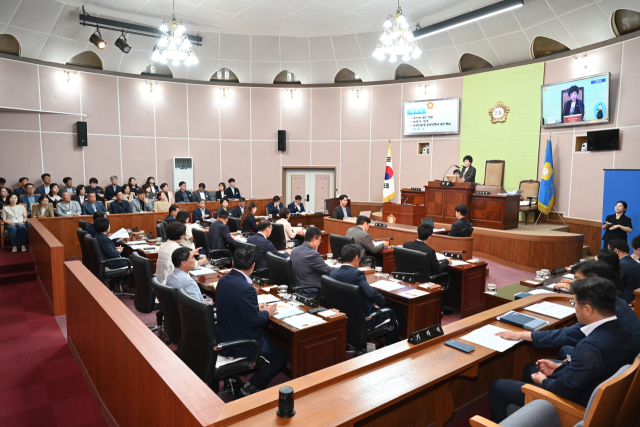 거제시 민생회복지원금 지원 조례안 시행 여부는 오는 19일 열리는 본회의에서 판가름난다. 사진은 8일 열린 제257회 임시회 1차 본회의 모습. 거제시의회 제공