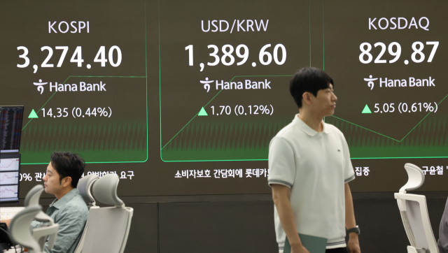코스피가 최근 완만한 오름세를 보인 끝에 10일 직전 연고점(3288.26, 7월 31일)을 경신했다. 10일 오전 서울 중구 하나은행 본점 딜링룸 현황판에 코스피 지수가 표시돼 있다. 연합뉴스