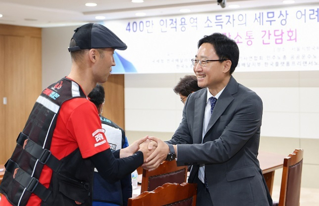 임광현 국세청장이 10일 인적용역 소득자 단체들이 참석한 가운데 현장소통 간담회를 가지기 전 한 참석자와 악수하고 있다. 국세청 제공