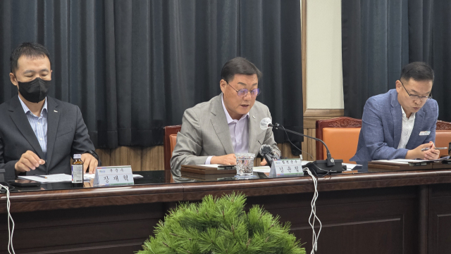 10일 김윤철 합천군수가 합천 호텔 먹튀 사건과 관련해 금융기관에 대한 채무 변제를 모두 마쳤음을 설명하고 있다. 김현우 기자