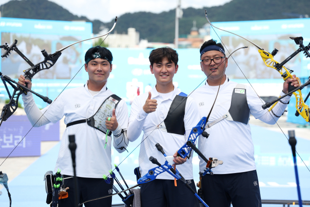 이우석, 김제덕, 김우진(왼쪽부터)이 10일 광주 5·18민주광장에서 열린 2025 세계양궁선수권대회 리커브 남자 단체전 결승에서 우승하며 3연패를 달성했다. 연합뉴스