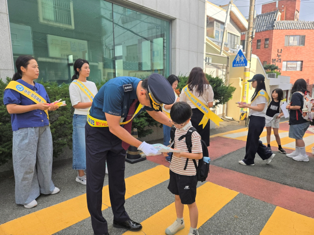 11일 오전 8시부터 8시 40분까지 부산 수영구 망미동 수미초등학교 앞 사거리에서 등굣길 교통안전 합동 캠페인이 진행됐다. 이날 캠페인에는 수영경찰서와 해운대교육지원청, 도로교통공단, 교통안전공단, 수미초에서 50여 명이 참가했다. 부산 수영경찰서 제공