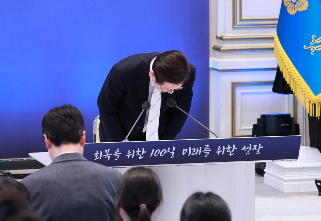 이재명 대통령이 11일 청와대 영빈관에서 취임 100일 기자회견을 마친 뒤 인사하고 있다. 연합뉴스