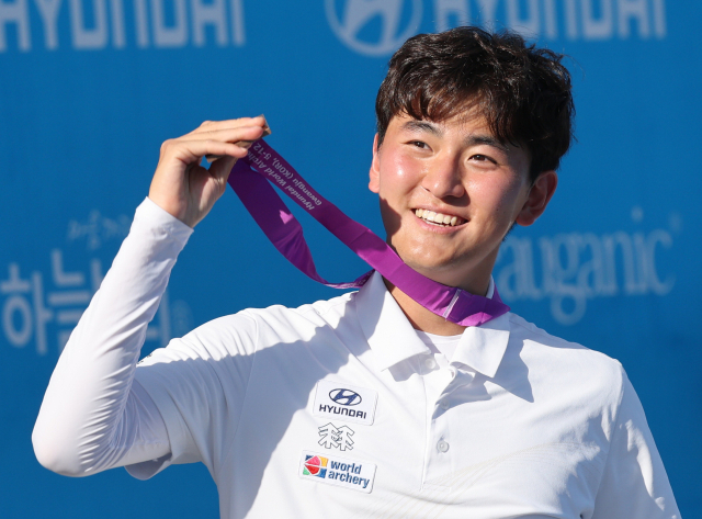 김제덕이 11일 세계양궁선수권대회 남자 개인전에서 동메달을 들어올리고 있다. 연합뉴스