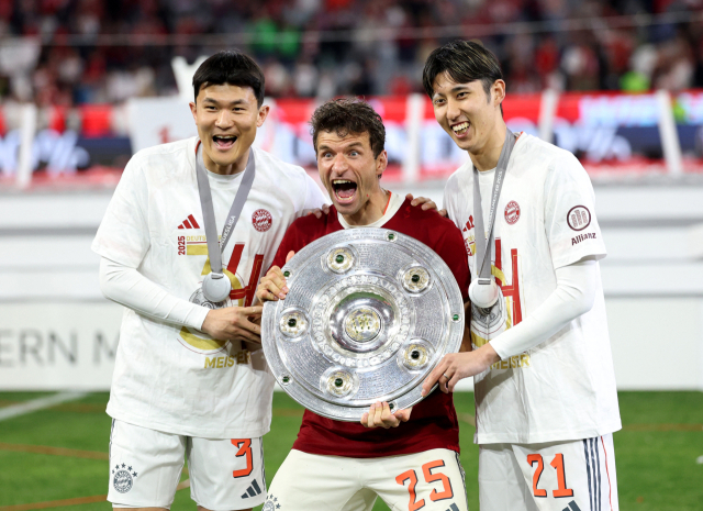 이강인의 파리 생제르맹(PSG)과 김민재의 소속팀 바이에른 뮌헨이 이번 시즌에도 리그 우승 확률이 높은 것으로 나타났다. 이강인의 PSG가 지난 시즌 리그1에서 우승한 모습(위 사진)과 김민재가 소속팀 뮌헨의 분데스리가 우승 후 동료 선수들과 함께 트로피를 들고 기뻐하고 있는 모습. EPA·로이터연합뉴스