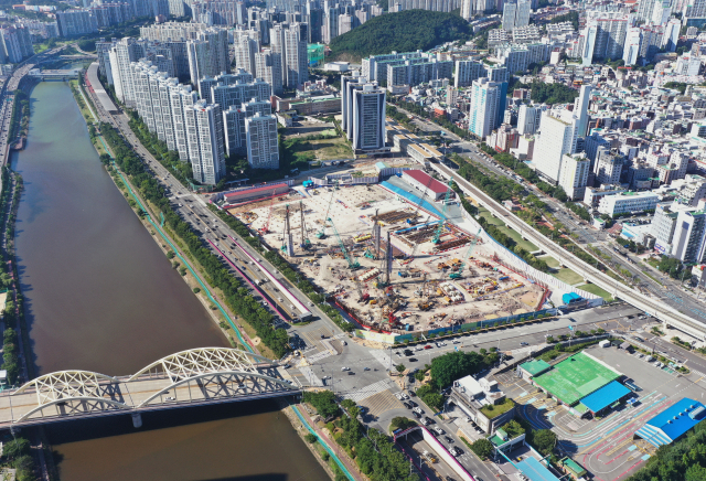 부산 하이엔드 아파트들이 기대 이상의 계약률을 기록하면서 분양시장에 훈풍이 불고 있다. 수영구 남천동 ‘써밋 리미티드 남천’ 예정지(위)와 해운대구 재송동 ‘르엘 리버파크 센텀’ 예정 부지. 정종회 기자 jjh@