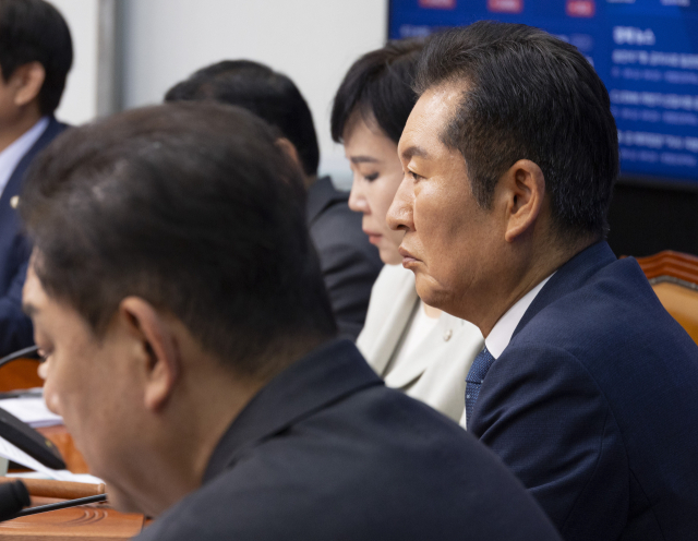 더불어민주당 정청래 대표가 12일 국회에서 열린 최고위원회의에서 김병기 원내대표의 발언을 듣고 있다. 연합뉴스