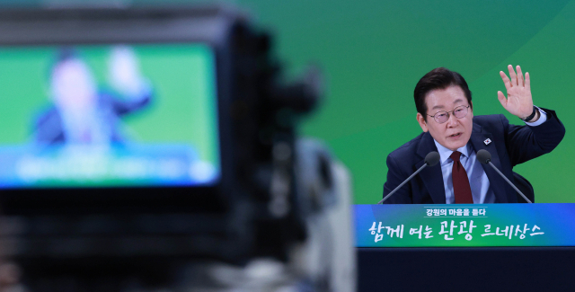 이재명 대통령이 12일 강원도 춘천시 강원창작개발센터에서 열린 지역 토론회 '강원의 마음을 듣다' 타운홀 미팅에서 발언하고 있다. 연합뉴스