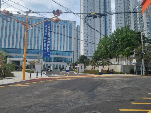 지난 10일 수영경찰서 정문 앞 도로 위에 있던 전봇대 2대를 이설하는 작업이 모두 완료됐다. 사진은 전봇대가 사라진 모습. 부산 수영구청 제공