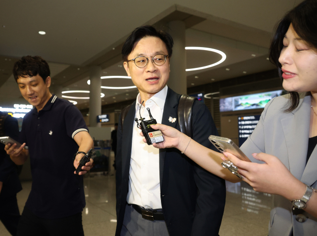 미국 현지에서 한미 관세협상 관련 후속 협의를 한 김정관 산업통상자원부 장관이 14일 오전 영종도 인천국제공항을 통해 귀국하고 있다. 연합뉴스