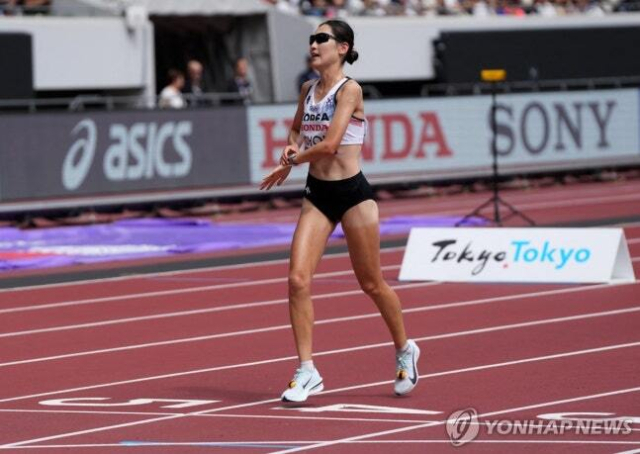 최경선이 14일 일본 도쿄에서 열린 2025 세계육상선수권 여자 마라톤에서 결승선을 통과하고 있다. 이날 최경선은 29위에 올랐다. 도쿄=로이터연합뉴스