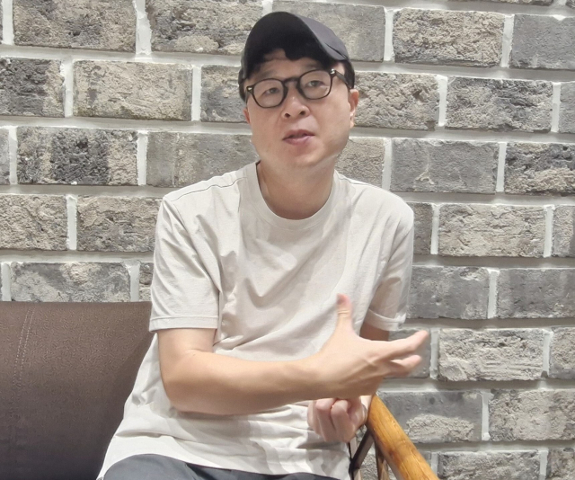 (주)로케트필름 김영진 대표가 부산국제영화제에 대한 자신의 의견을 밝히고 있다. 로케트필름이 제작하고 김용균 감독이 연출한 영화 '소풍'은 28회 BIFF 한국영화의오늘 섹션에 상영되기도 했다. 김희돈 기자