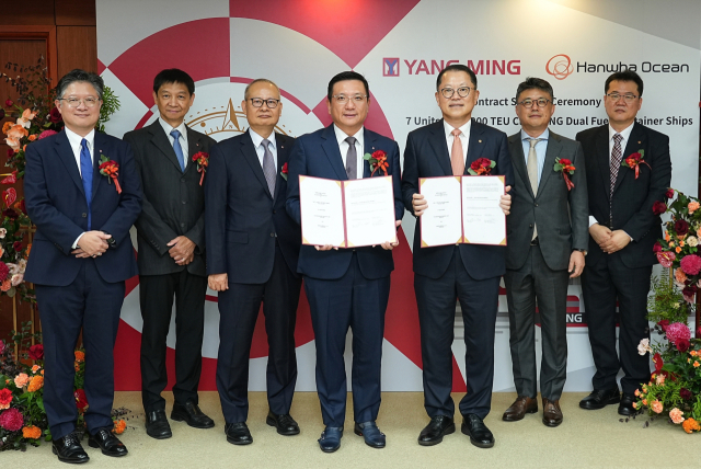 대만 현지에서 한화오션 김희철 대표이사(오른쪽에서 세 번째)와 양밍해운 차이 펑밍 회장(오른쪽에서 네 번째)을 비롯한 양사 관계자들이 계약식을 마친 뒤 기념촬영을 하고 있다. 한화오션 제공