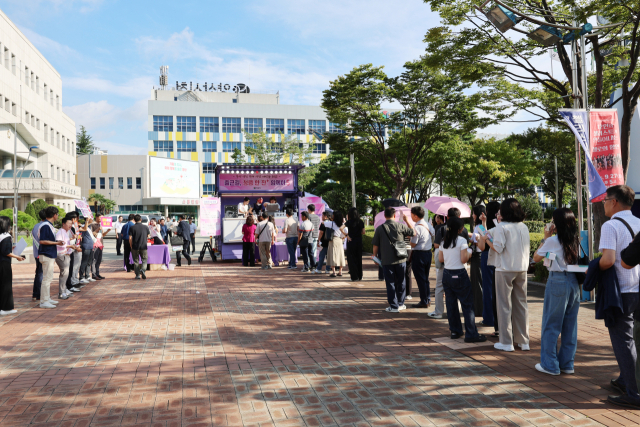 양산시는 17일 시청 광장에서 추석 명절을 앞두고 전 직원의 청렴 의식 강화와 부패 예방을 위해 출근길 청렴 커피차 운영을 통한 ‘출근길, 청렴 한 잔+ 함께하5’ 캠페인을 진행하고 있다. 양산시 제공