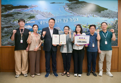 김진홍 부산 동구청장(왼쪽에서 세번째)이 '2025년 부산시 지방세 연찬회 최우수상을 수상한 기념으로 관계자들과 단체 사진을 촬영하고 있다.