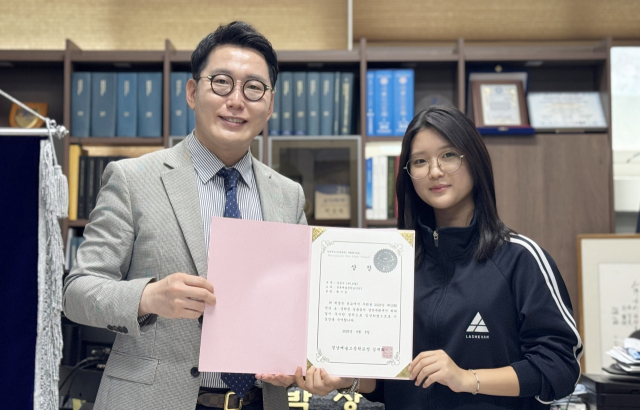 제10회 전국 초·중학생 실용음악 & 댄스 경연대회 보컬 부문 1위를 차지한 장목예술중학교 2학년 황서윤. 장목예술중 제공