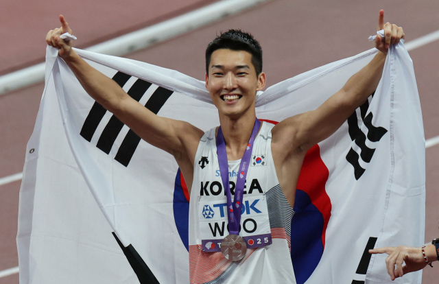 우상혁이 지난 16일 세계육상선수권대회 남자 높이뛰기 결선에서 2위를 차지한 뒤 기뻐하고 있다. 로이터연합뉴스
