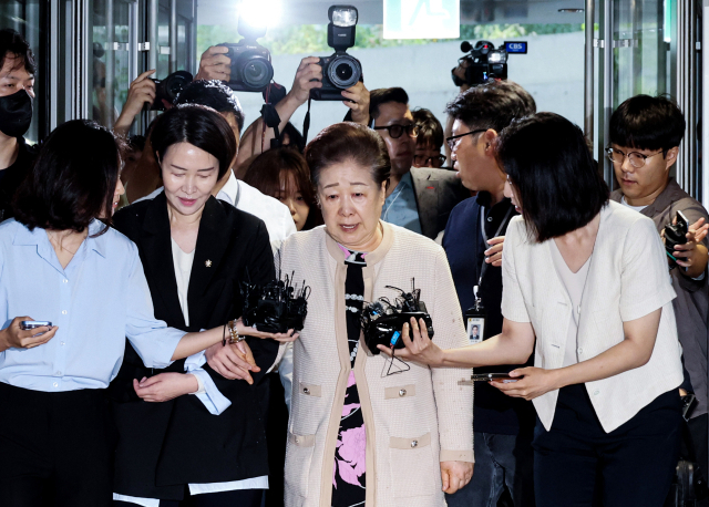 한학자 통일교 총재가 17일 서울 종로구 KT광화문빌딩에 마련된 김건희 여사의 의혹을 수사하는 민중기 특별검사팀 사무실에 세 번의 소환 불응 만에 자진 출석하고 있다. 연합뉴스