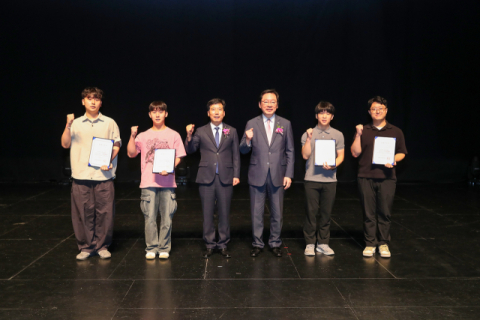 동아-동서 글로컬 연합대학 Field 캠퍼스 연합전공 이수증과 장학증서를 수여 받은 대표학생들이 이해우 동아대 총장, 장제국 동서대 총장과 기념촬영을 하고 있다.