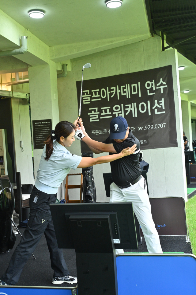 18일 부산일보 실전 CEO골프아카데미 입학식 후 홍진주 프로의 개인별 레벨테스트가 진행됐다.