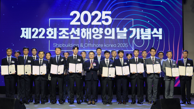 문신학 산업통상자원부 1차관이 18일 오후 서울 서초구 엘타워에서 열린 제22회 조선해양의 날 기념식에서 훈포장 및 정부표창을 받은 조선해양산업 발전 유공자 36명과 기념촬영을 하고 있다. 산업부 제공