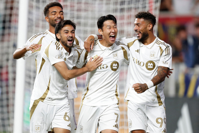 LAFC의 손흥민(오른쪽 두 번째)이 18일(한국 시간) 미국 유타주 샌디 아메리카 퍼스트 필드에서 열린 2025 MLS 리그 레알 솔트레이크전에서 골을 넣은 뒤 동료 선수들과 기뻐하고 있다. AFP연합뉴스