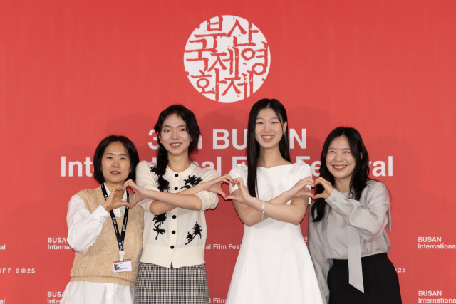 20일 오전 부산 해운대구 영화의전당에서 BIFF 경쟁부문 ‘부산 어워드’ 후보작 ‘지우러 가는 길’ 제작진이 포즈를 취하고 있다. 왼쪽부터 유재인 감독, 배우 심수빈, 이지원, 장선. 정성운 인턴기자